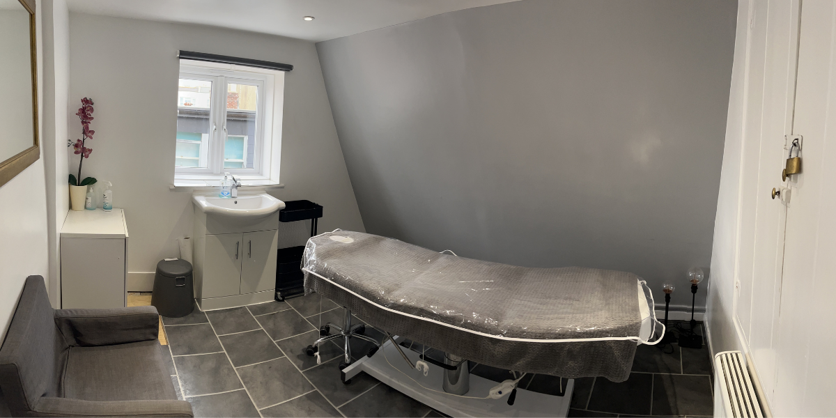 Treatment room for hire with beauty couch, trolly and sink. Located in the lanes of Brighton