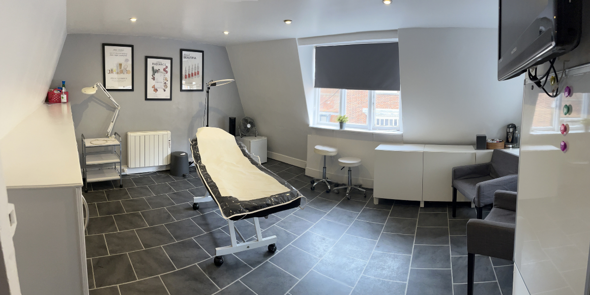 Large treatment room for hire with beauty couch, trolly and overhead light. Located in central Brighton in the heart of the Lanes.